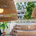 アパート Golden - Private Jacuzzi, 4 Swimming Pools & Direct Access To The マルベーリャ