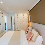 Golden - Private Jacuzzi, 4 Swimming Pools & Direct Access To The アパート *
